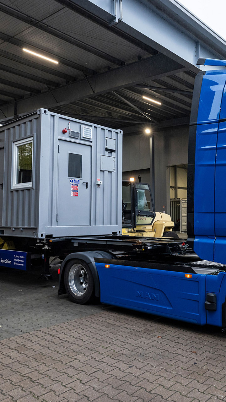 One of Jan-Sibo Hinderks’ first assignments with his new MAN eTGX: transporting a battery repair container from Bremen to Denmark, built for specialized repairs by the Danish MAN organization. 